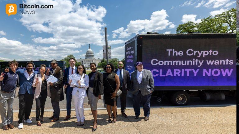 Stand With Crypto Delivers 28,000‑Signature Petition to Senate Banking Committee Calling for CLARITY Act Markup