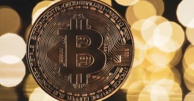 Rising US Debt Pushes Investors Toward Bitcoin and Gold as Dollar Weakens