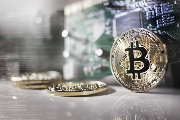 Bitcoin Analysts Flag Head-and-Shoulders Pattern, Target $50,000 as S&P 500 Shows Top Signals