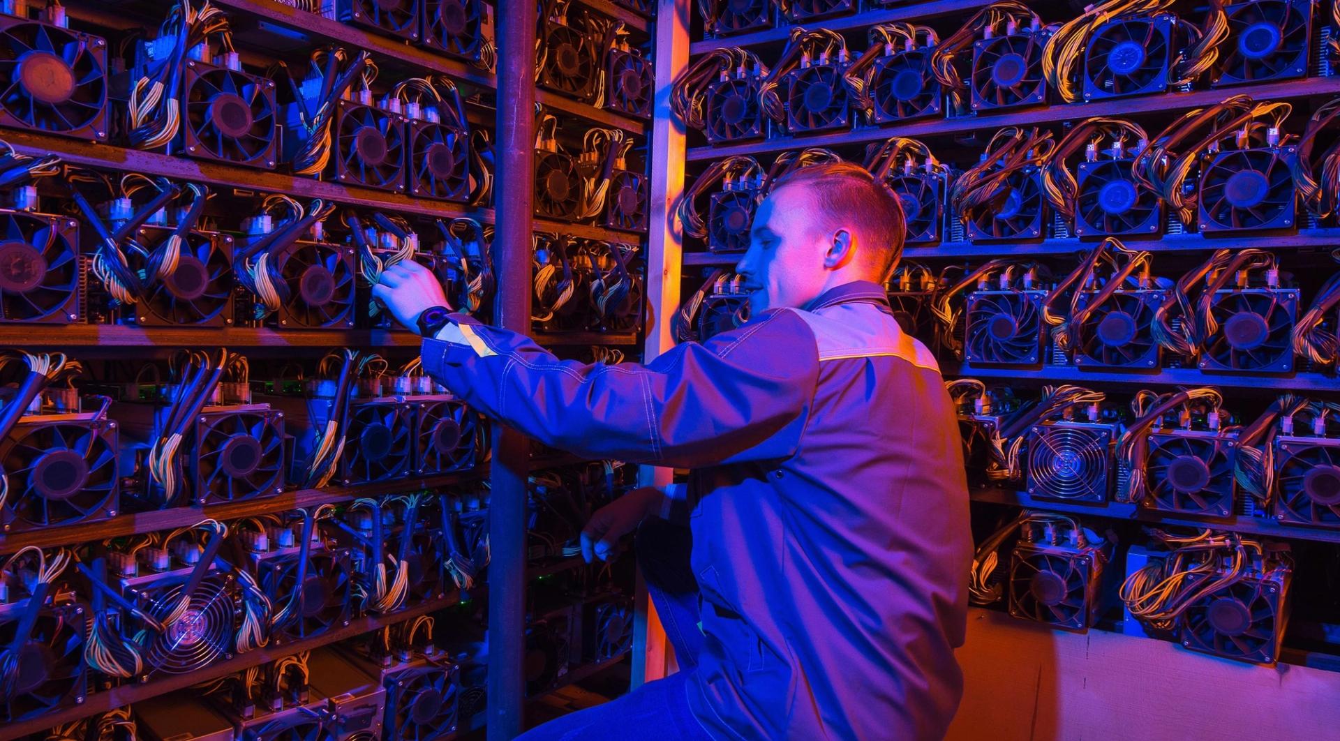 Public Bitcoin Miners Pivot to AI as Production Costs Hit $80,000