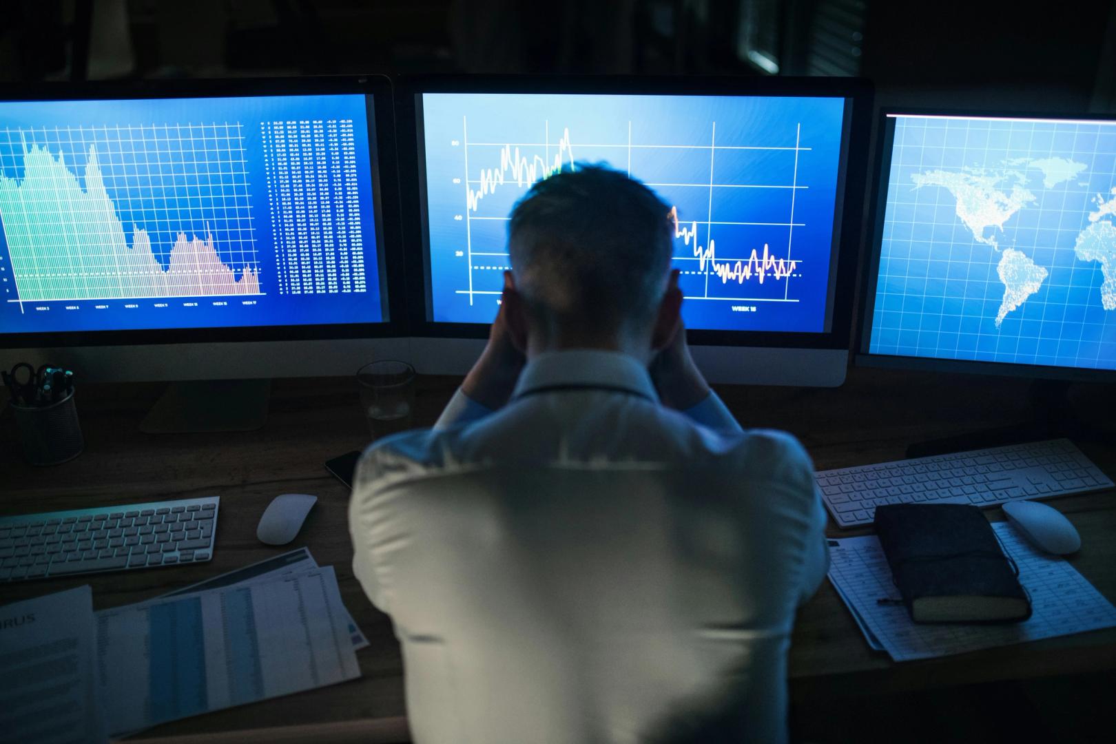 Bitcoin Drops Below $60,000 as ETF Outflows and Rate Fears Mount