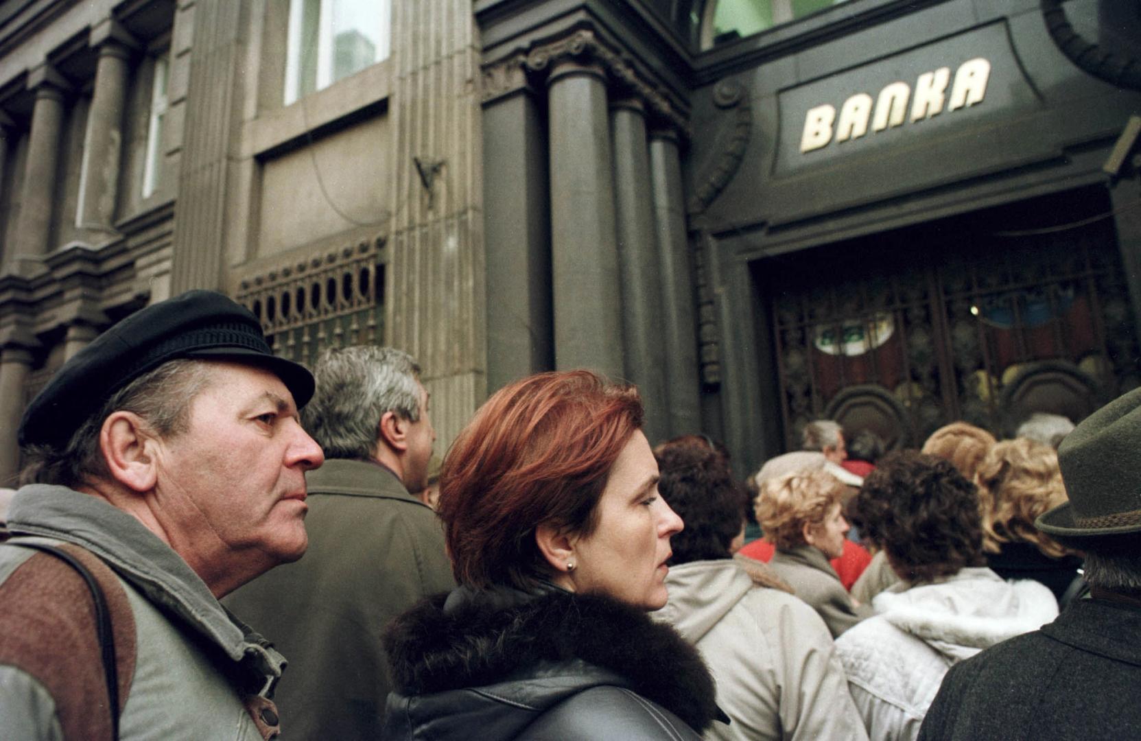 DeFi Yields Collapse: Returns Below Savings Accounts Bank