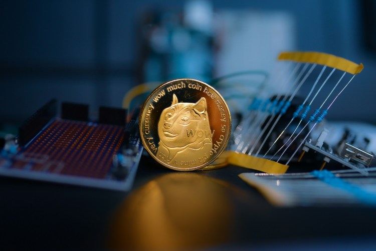 Dogecoin Tests $0.102 Support as Bullish Pattern Emerges
