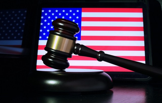 Arthur Hayes kritikon CEO-n e Coinbase, i bën thirrje Trumpit të vërë veton ndaj Aktit CLARITY