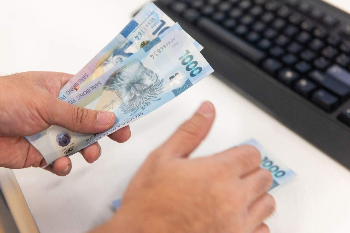 Philippine Regulators Warn of $26B Corporate Debt FX Risk as Peso Faces Pressure