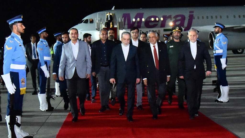 Iranian Foreign Minister Arrives in Islamabad as US Envoys Head to Pakistan for Iran Talks