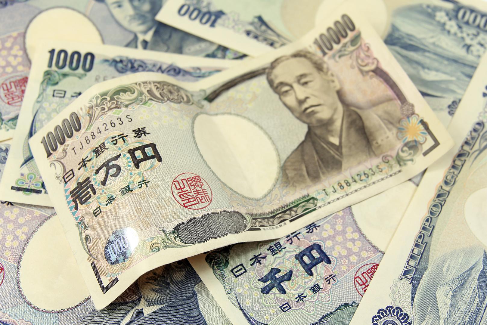 Bitcoin Holds Near $66,300 as Yen Tumbles Past 163, AI Stocks Rally