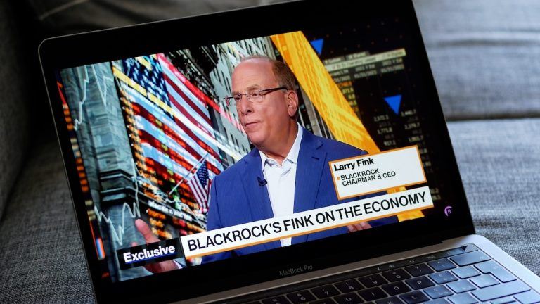 Bitcoin Dips on Iran Tensions, but Larry Fink and Michael Saylor Signal Confidence