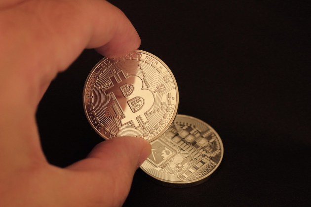 Bitcoin Bounces Back to $77,490 After Weekend Volatility, Bulls Eye $79,000 CME Gap
