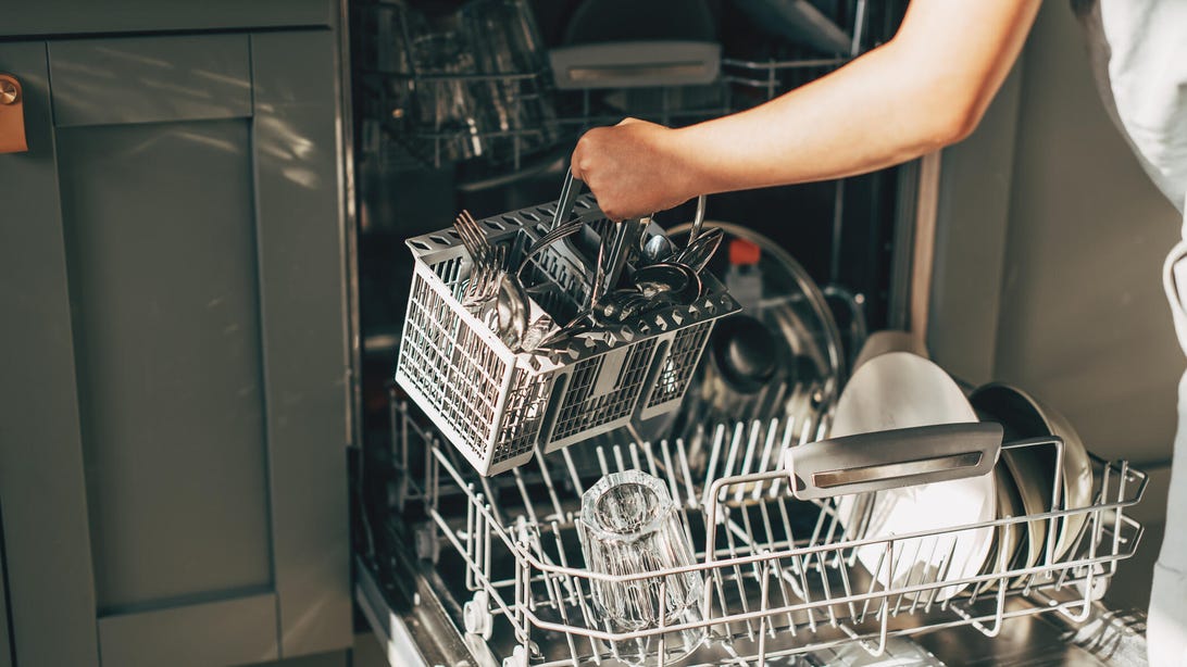 Dishwasher Article in Crypto Feed Signals News Vacuum, Contrarians Say Hold