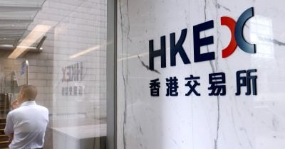 Mainland Chinese Investors Sell Hong Kong Stocks for First Time in Nearly Three Years