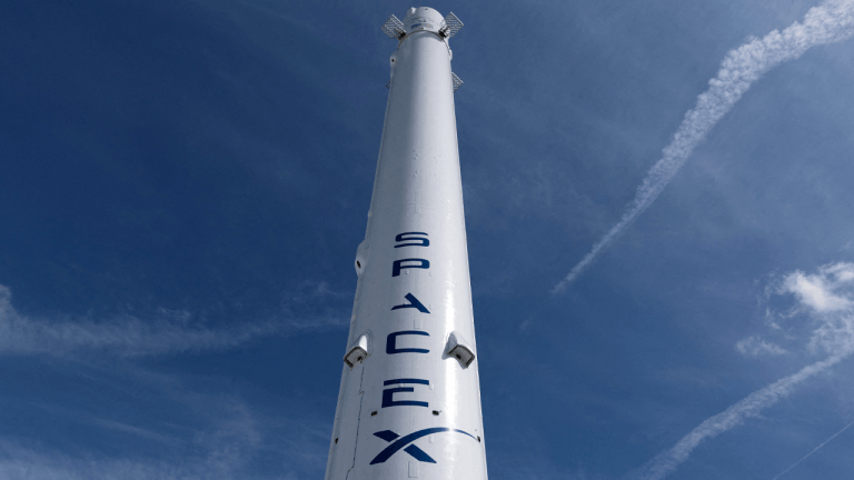 SpaceX Shares Jump 8% to $173.91, Market Cap Tops $2.28 Trillion