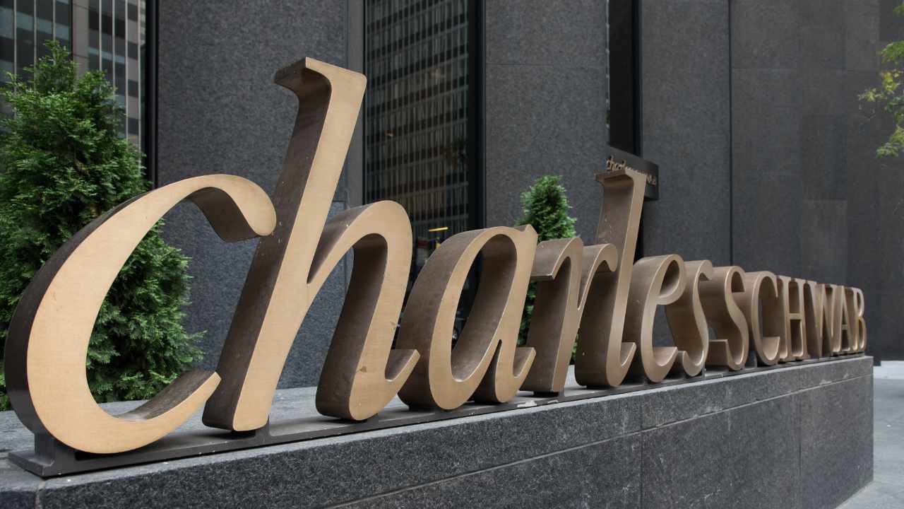 Charles Schwab Plans Crypto Spot Trading and Custody for Advisors by Mid-2027