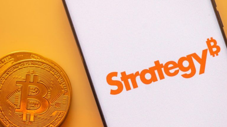 Grayscale Warns Strategy's Bitcoin Accumulation Model at Risk as Share Price Drags
