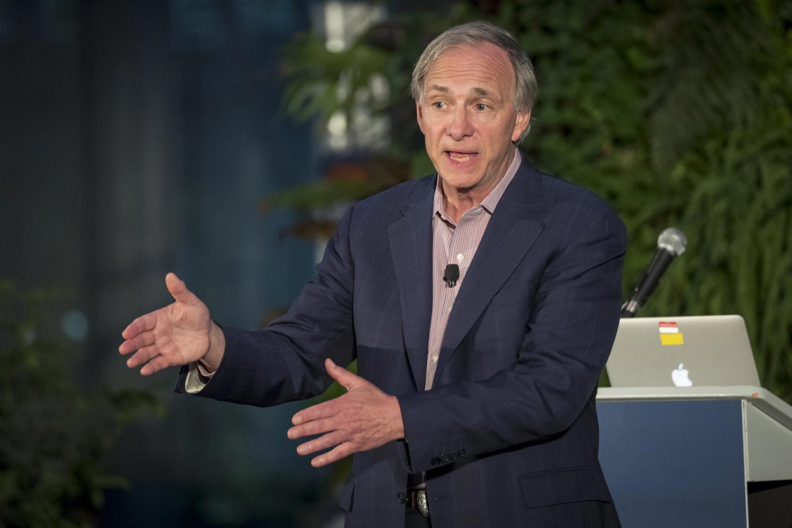 Dalio di Bridgewater consiglia agli investitori di possedere un po' di Bitcoin mentre i rischi del debito USA aumentano