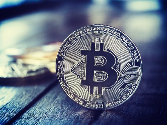 বিটকয়েন $৭৩,২৩০-এ নেমেছে, ETF আউটফ্লো $৭৩৩এম, $৭৮,০০০-এ মূল প্রতিরোধ