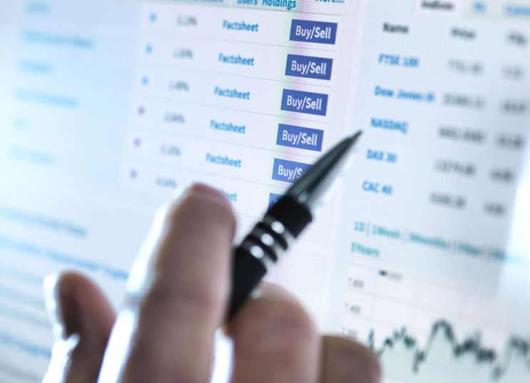 XRP Order Book Shows 7x Buy-Side Bias, but Analyst Flags Bitcoin Crash Parallel