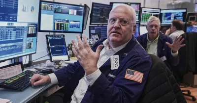 Tech Buyout Freeze Pushes Investors Toward AI Infrastructure