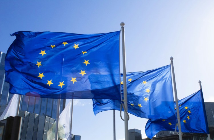 EU Opens MiCA Review as Bank Consortium Pushes Euro Stablecoin
