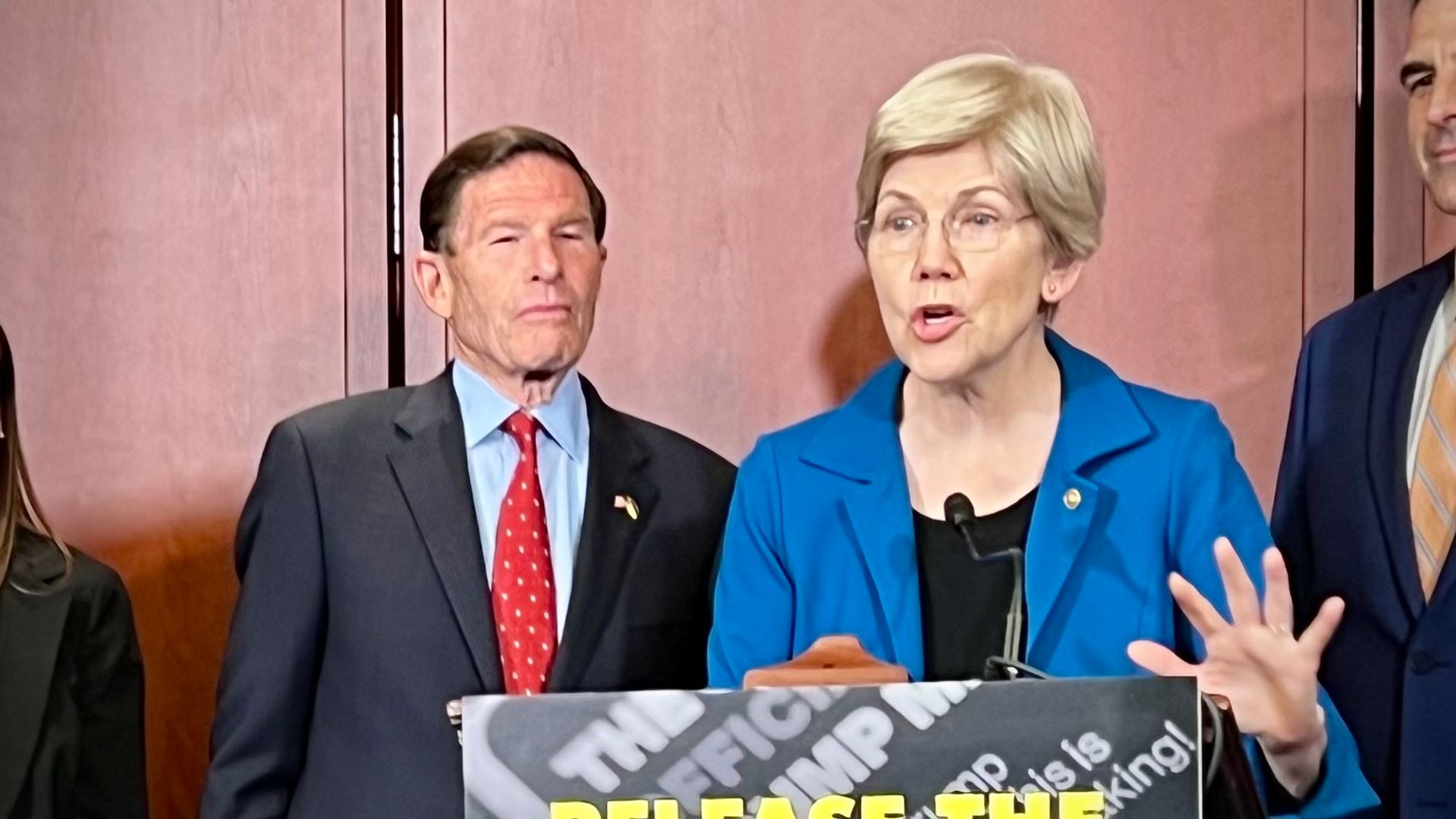 Senators Warren and Blumenthal Call on SEC to Investigate Trump Memecoin