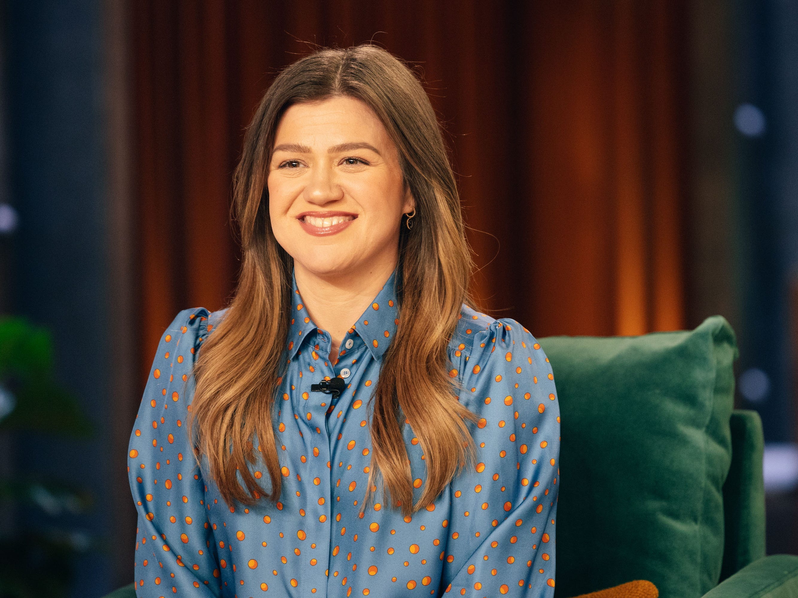 Kelly Clarkson's $15,000 Animatronic Bird Fight With Brooklyn Toy Store Goes Viral