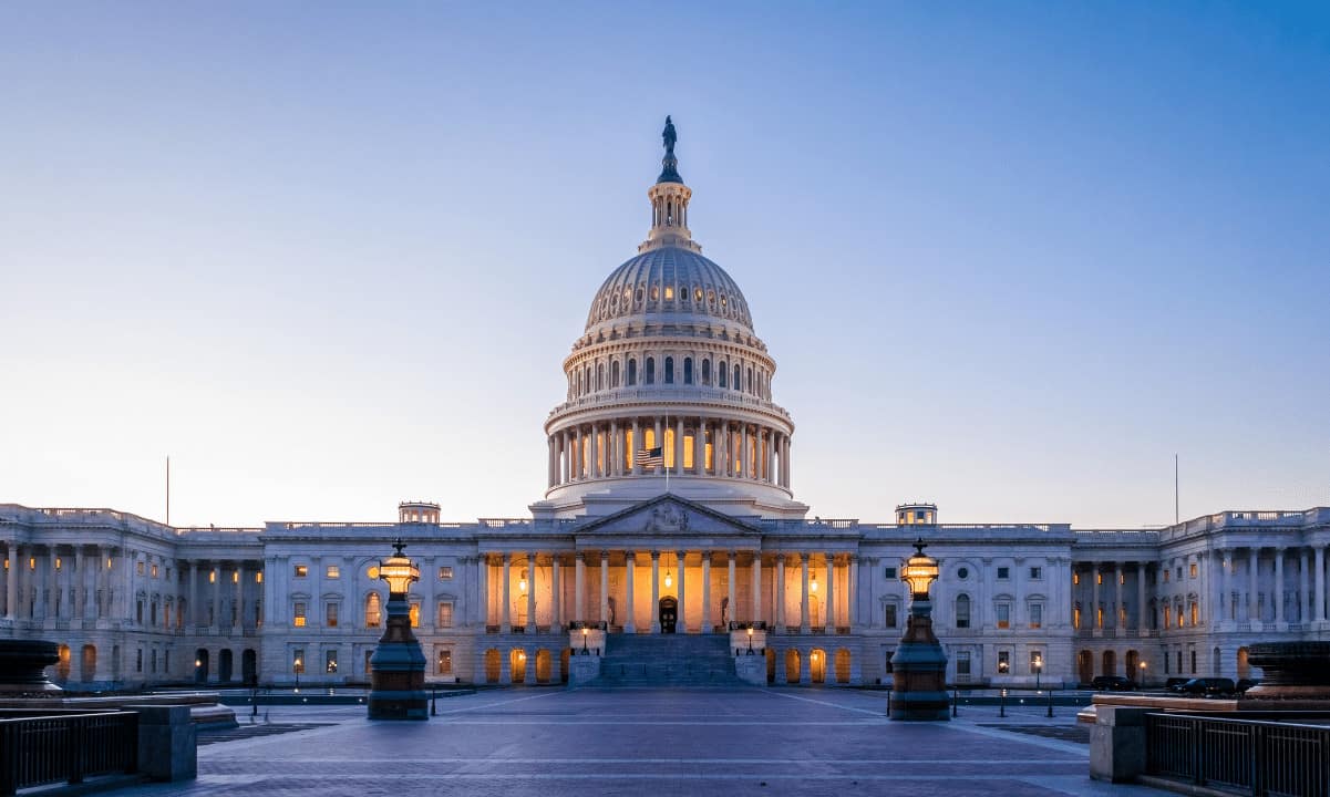 Ben McKenzie Joins Senate Democrats to Block CLARITY Act Over Trump Crypto Ties