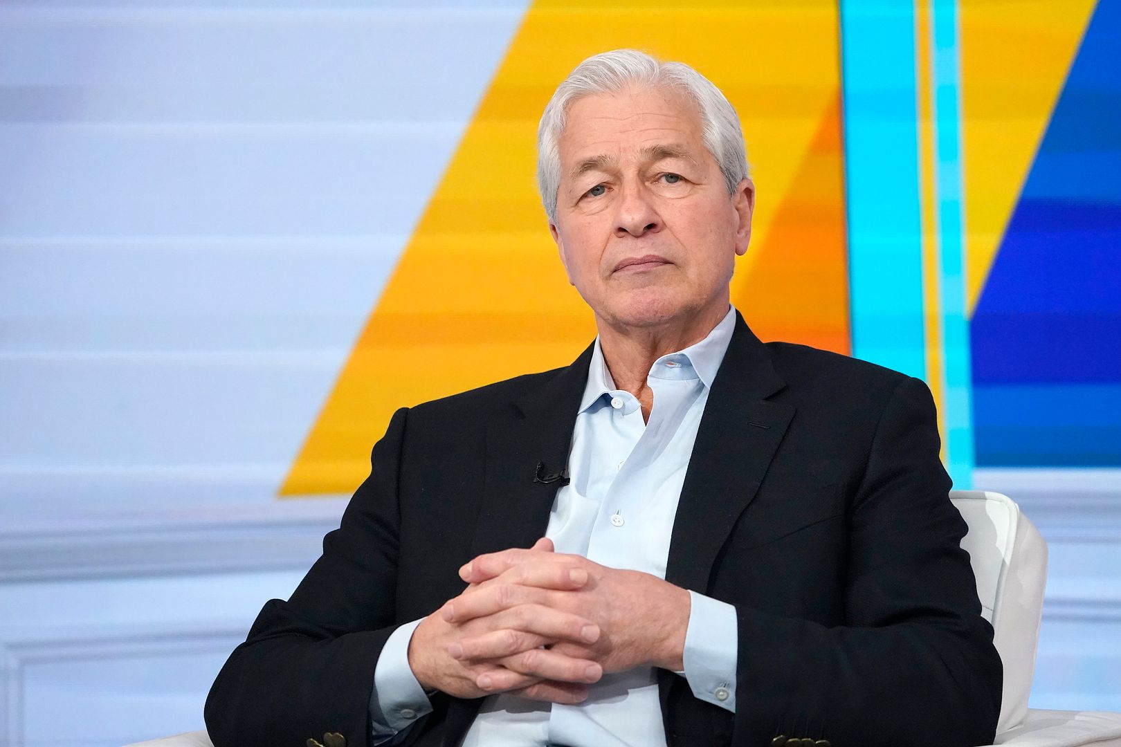 Jamie Dimon Slams Coinbase CEO, Warns CLARITY Act Could Fail as Stablecoin Yield Battle Heats Up