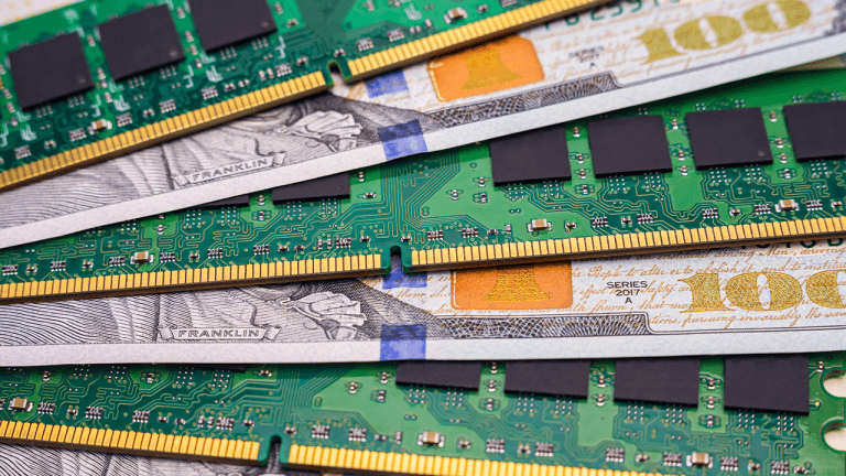 PC Modder Builds RAM Heatsinks From Copper Pipe, Sparks Short-Circuit Warnings