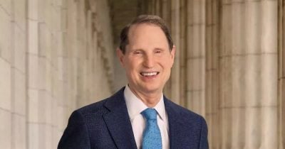 Wyden Bill Takes Aim at Trump Tariff Powers as Trade War Rattles Crypto Markets