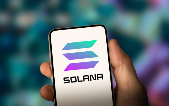 Solana Slips Below Key Support Level as 8-Month Red Streak Continues