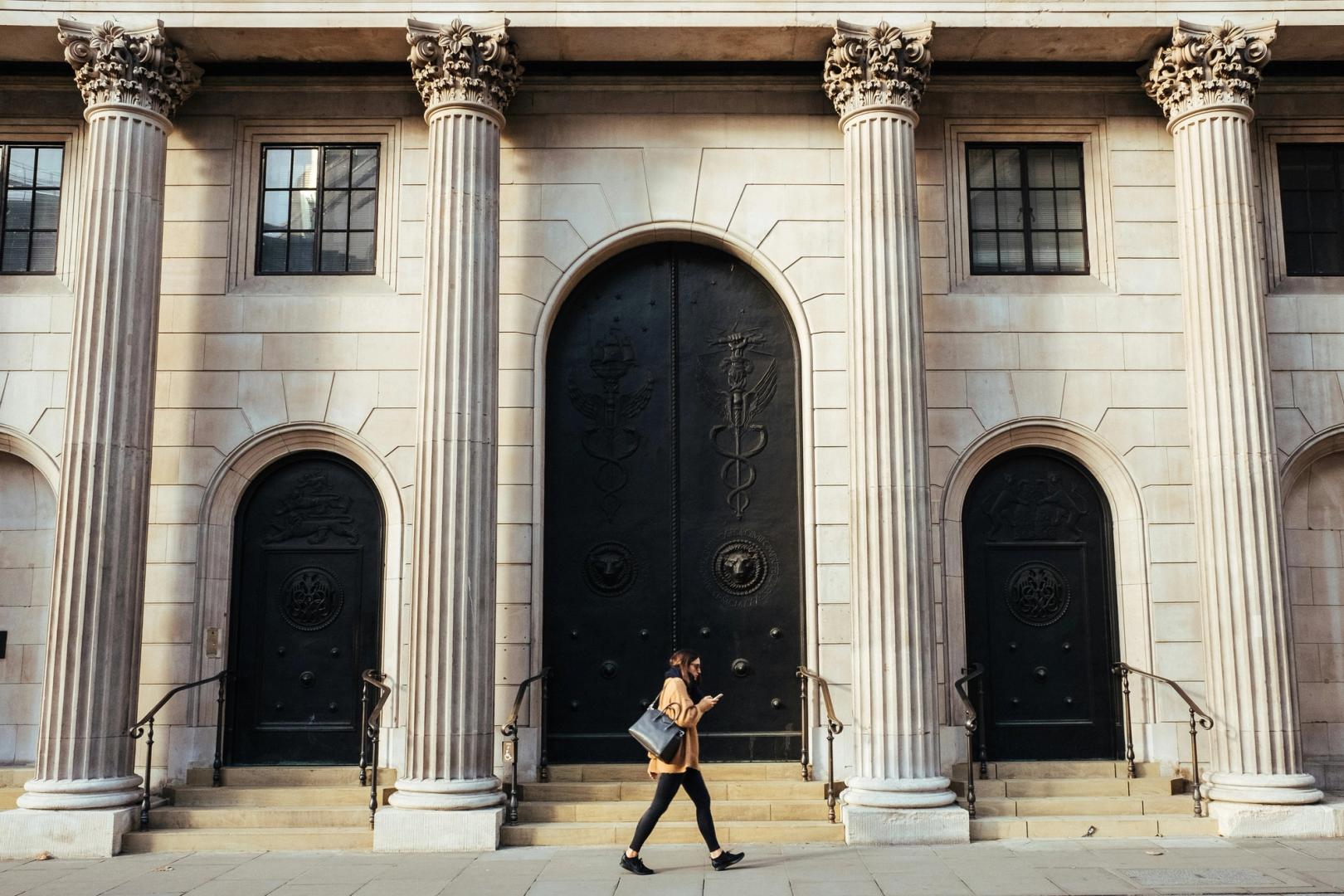 Bank of England Softens Stance on Stablecoin Rules After Industry Pushback