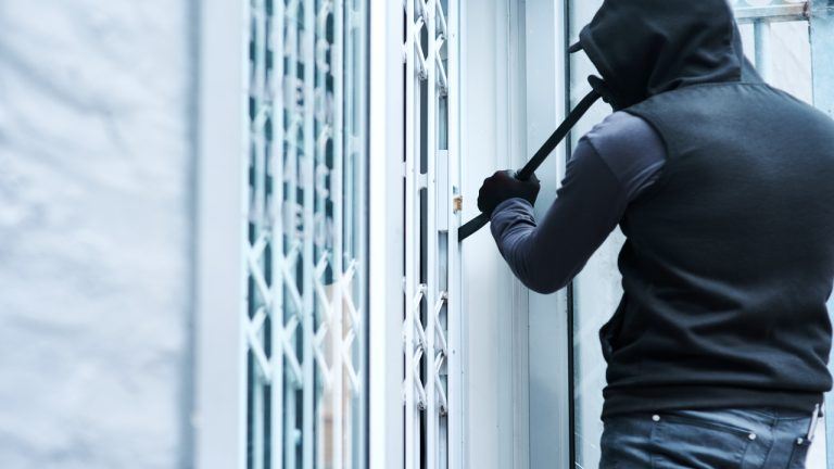 French Couple Flees Home After Thieves Mistake Them for Crypto Holders