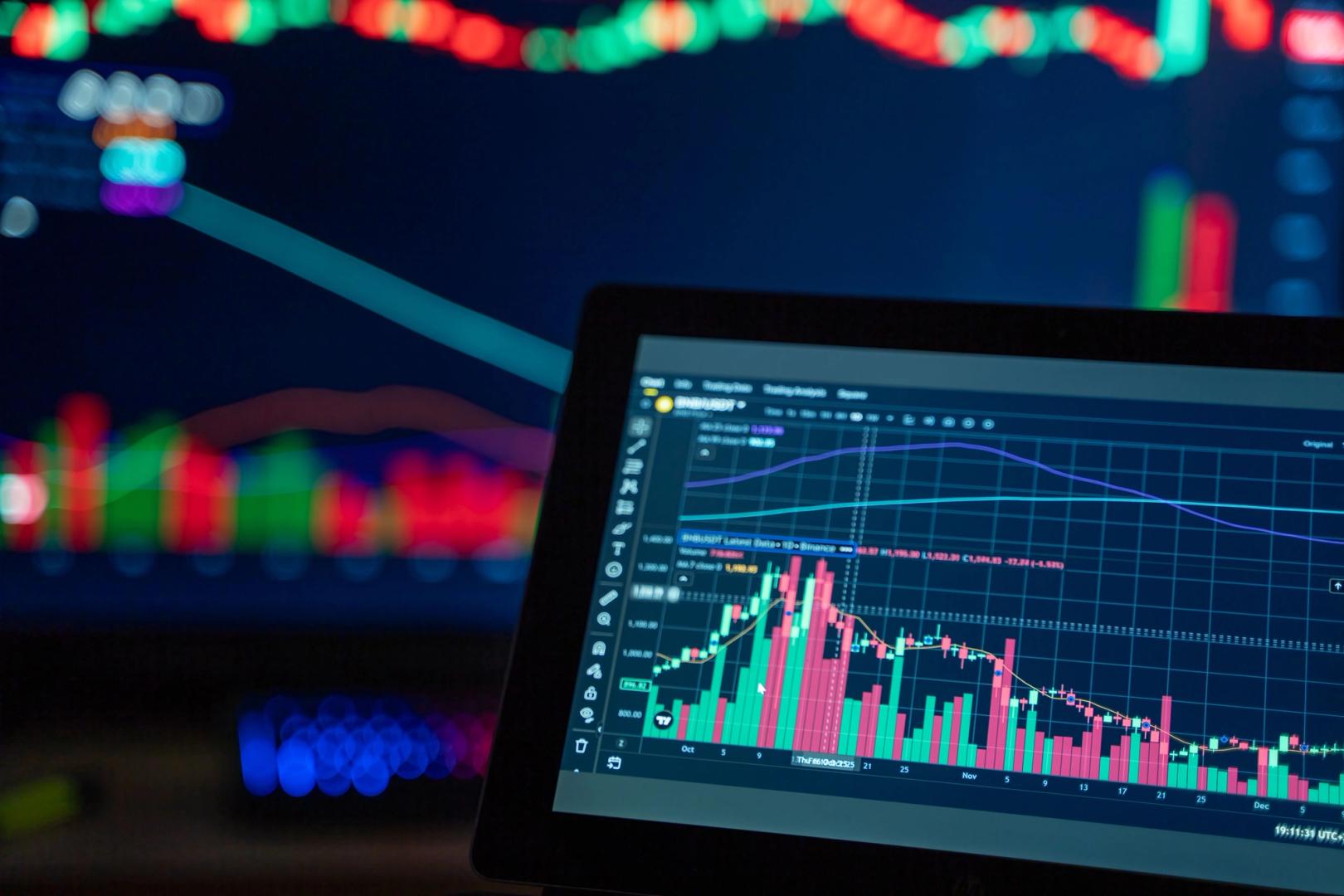 Solana Leads Crypto Rally as Bitcoin Holds Near $64K