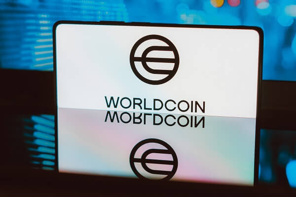 Worldcoin Drops Below $0.50 as Open Interest Hits $406M, Longs Edge Back