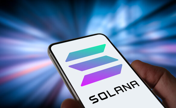 Solana’s Active Wallets Halve but Accumulation Signals Shift, Analyst Says