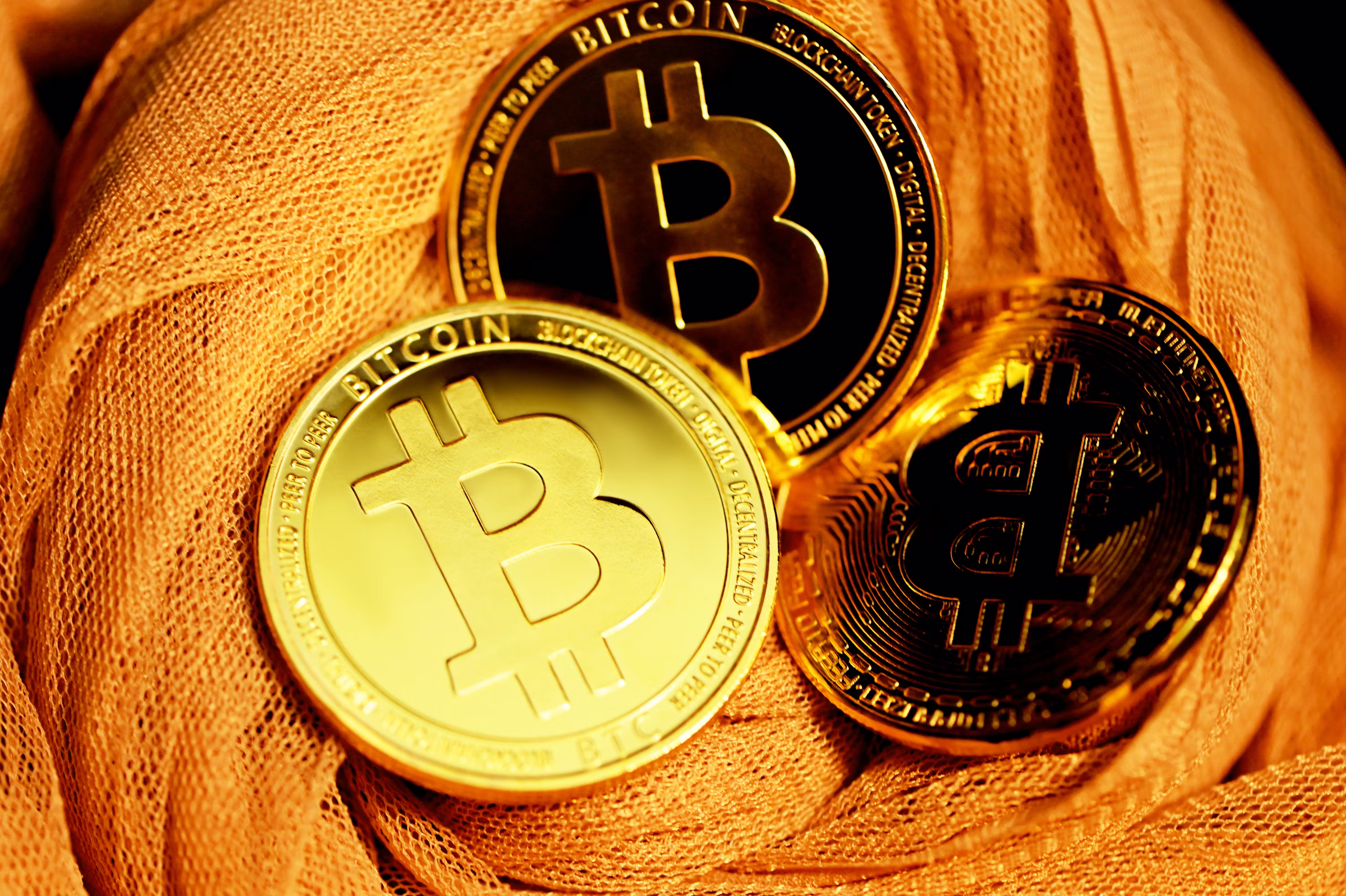 アナリストの見解が分かれるビットコインの次の動き:Ferganiはパラボリック上昇を予想、Beeは47Kドルへの暴落を警告