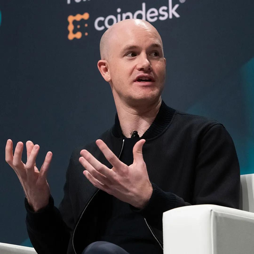 Il titolo Coinbase crolla a causa della crisi delle criptovalute, declassamento degli analisti