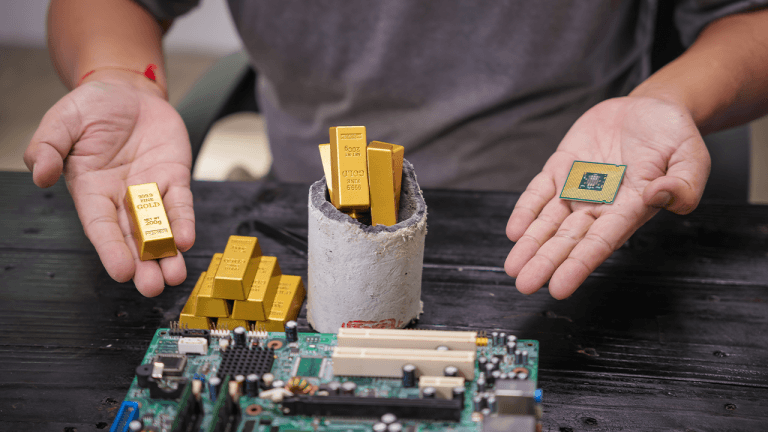 ETH Zurich Team Recovers 22-Carat Gold from E-Waste Using Whey Protein Aerogel