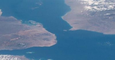 Iran Orders Houthis to Close Bab el-Mandeb if US Targets Power Network