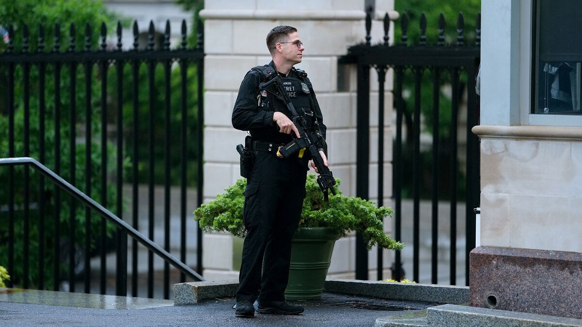 Shots Fired Near White House: Secret Service Kills Gunman, Crypto Markets Eye Weekend Gap
