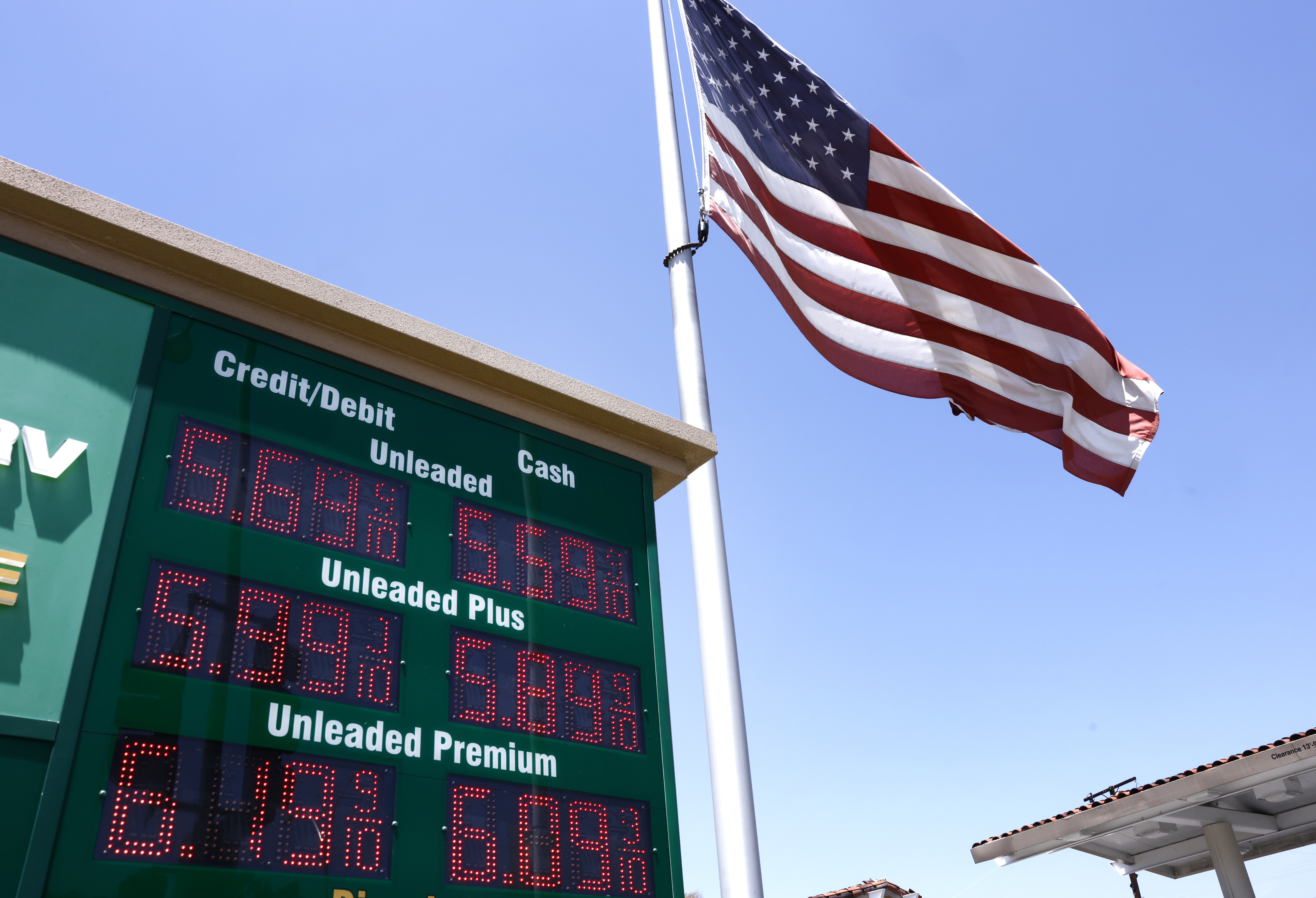 Trump Gas Tax Suspension Plan Adds to Recession Fears, Pressuring Bitcoin