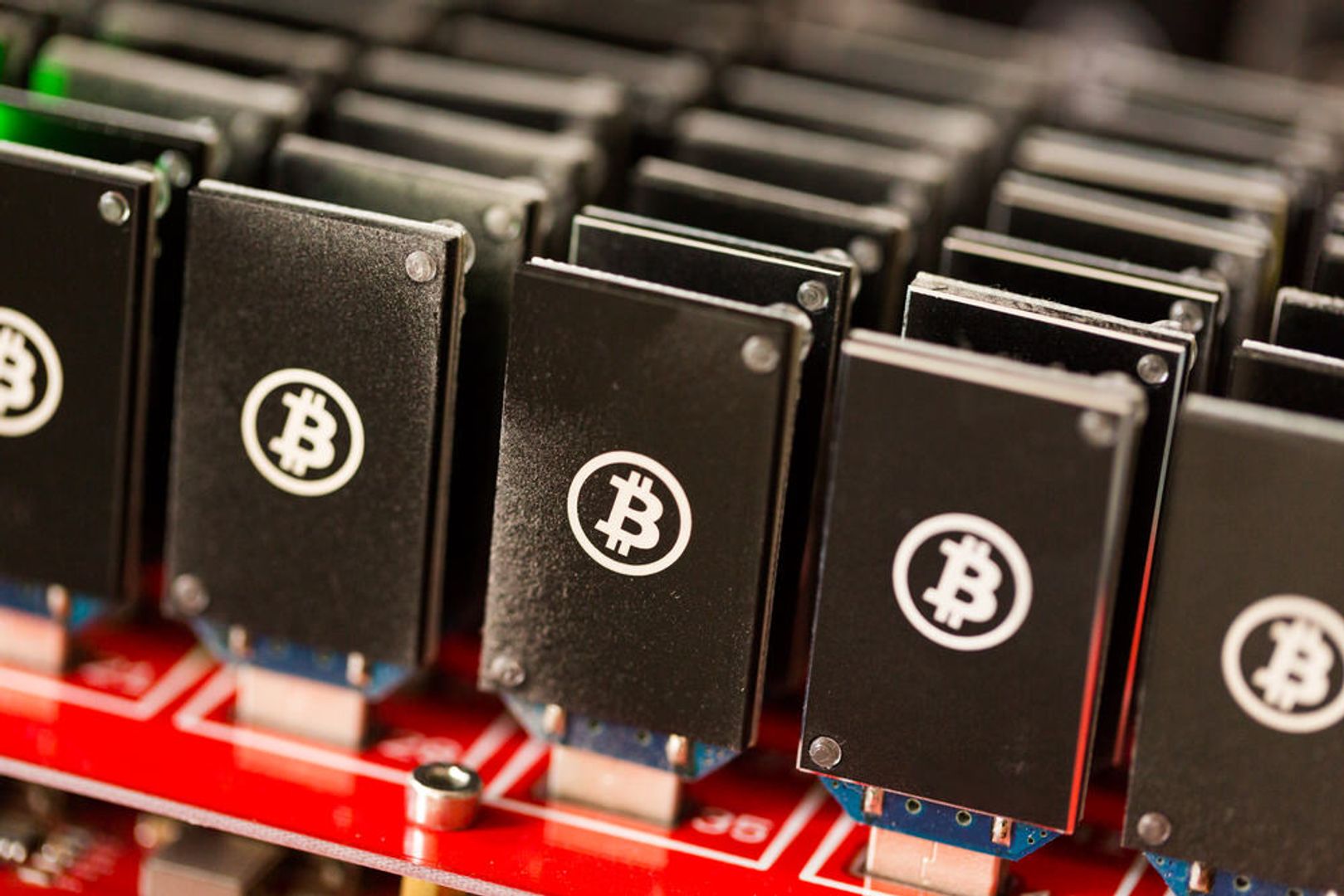 Bitcoin Miners With AI Contracts Win Higher Valuations as Hashprice Slumps