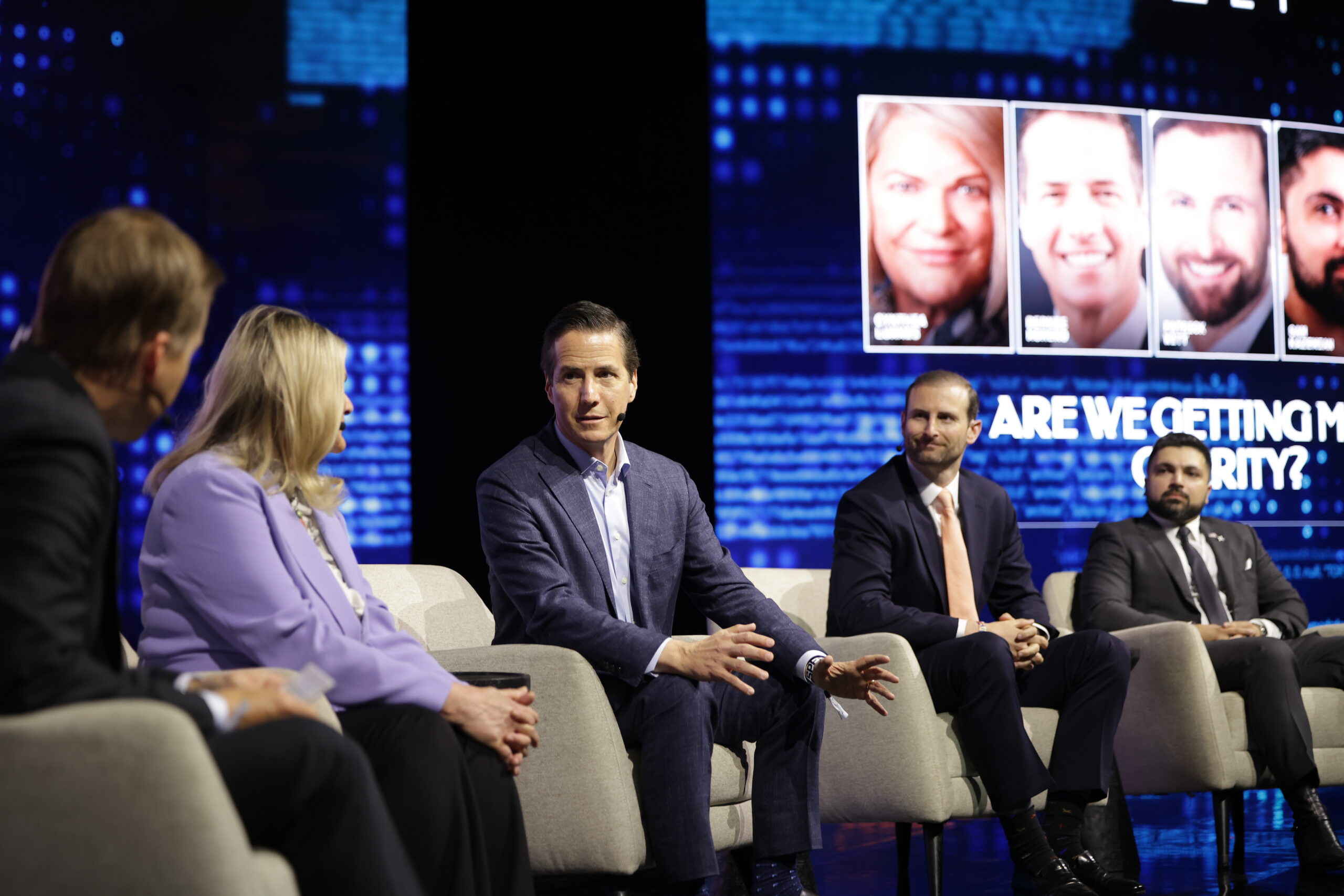 U.S. Lawmakers, White House Hold Nakamoto Stage Panel on Crypto Clarity Act