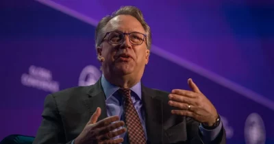 Fed's Williams Says No Clear Rate Path, Crypto Markets Brace for Uncertainty