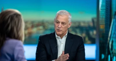 Standard Chartered CEO Apologizes for Calling AI-Replaced Staff 'Lower-Value Human Capital'