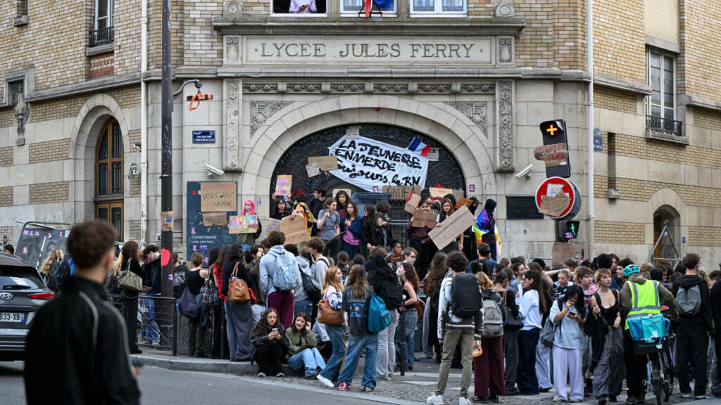 France Faces Up to 500 School Closures Monday as Teacher Protests Spread Nationwide