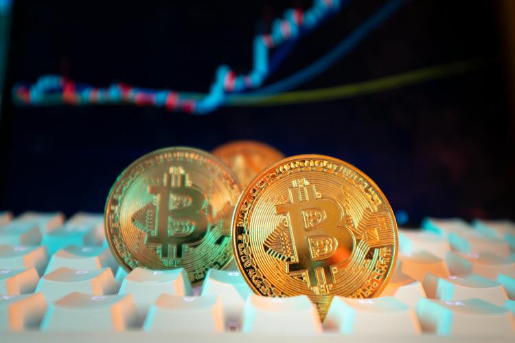Bitcoin Realized Cap Drops $40B as Whales Dump 612,753 BTC in Two Weeks